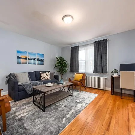 Capitol Hill Apartment With Free Parking